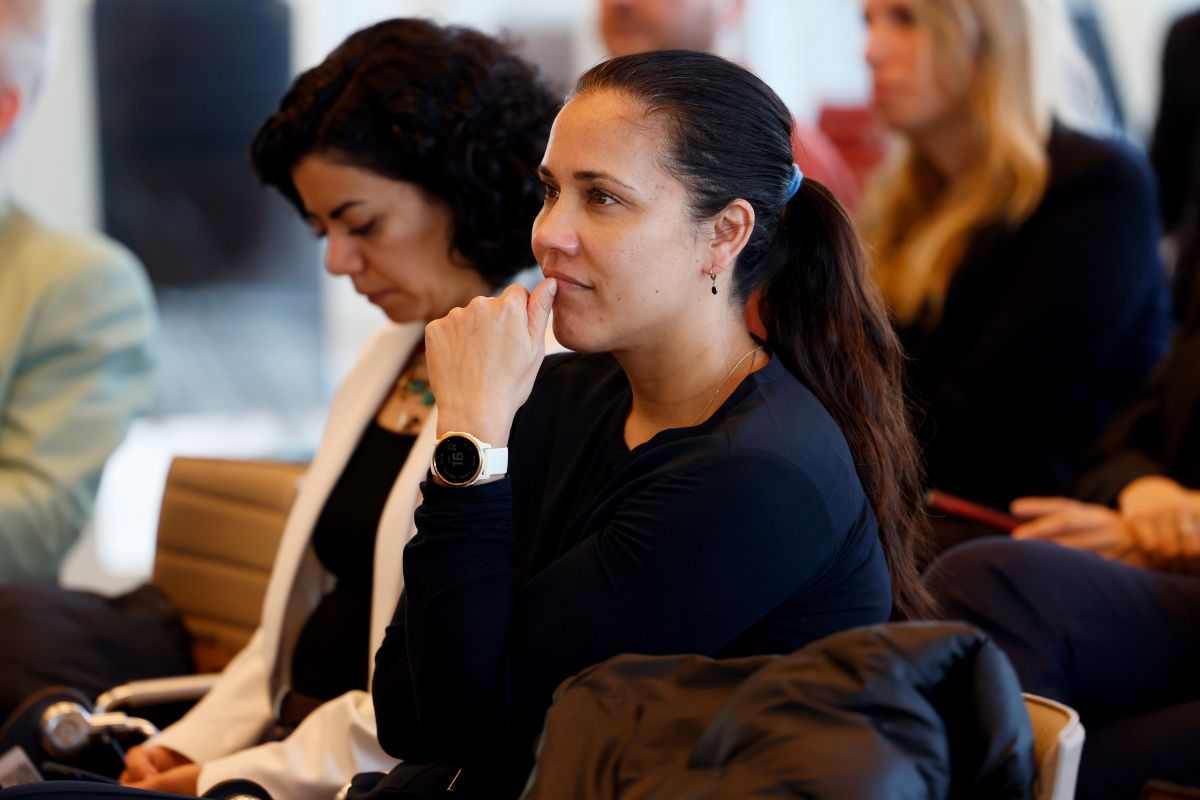TUD_Mondai_AI_WHO_womenlistening Woman listening to plenary talk on AI in Health